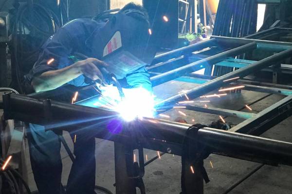 Hombre trabajando en proyecto metalurgico